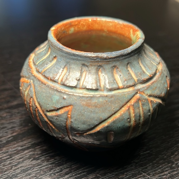 Annalise Wade Inuit Native American pottery incised fish small vase planter pot - Picture 4 of 8